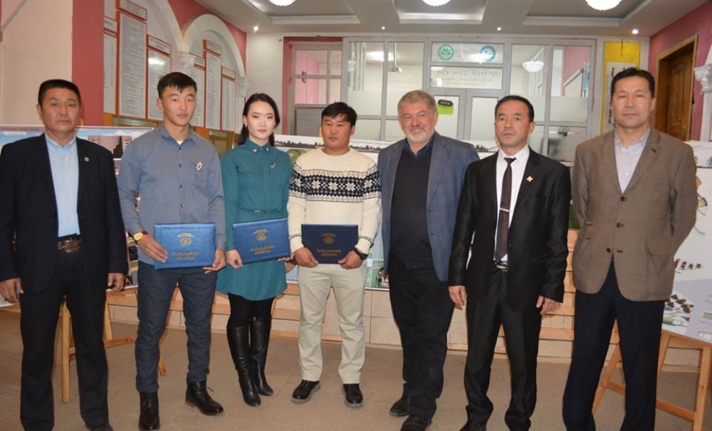 Ховд их сургуулийн ОХУ-тай хамтарсан 2+3 хөтөлбөрийн анхны төгсөгчид ромбо, дипломоо гардан авлаа